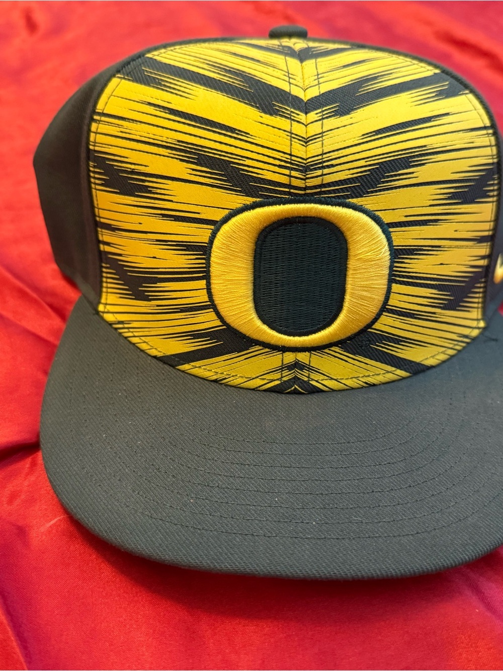 Nike Men's Oregon Ducks Yellow and Greeb Patterned Snapback Hat
